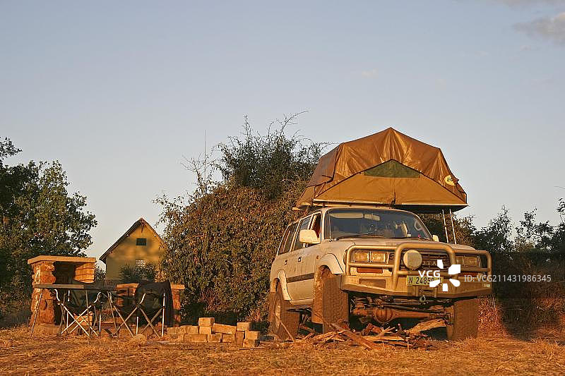 非洲博茨瓦纳乔贝国家公园：丰田兰德酷路泽4x4在Ihaha露营地车顶装载帐篷图片素材