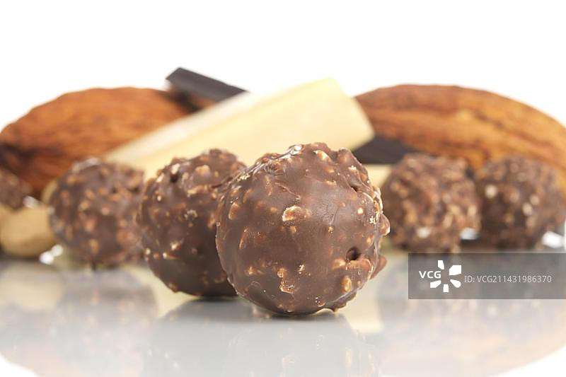 杏仁蛋白软糖、巧克力和果仁糖图片素材