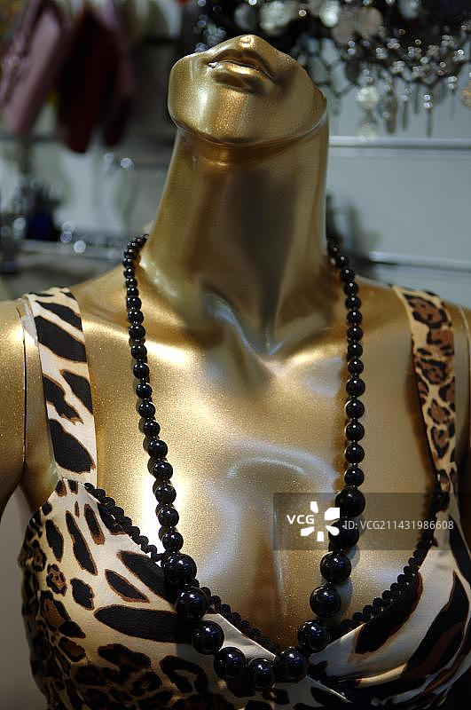 德国巴伐利亚州，金色半头女模特，佩戴珠饰项链和动物印花连衣裙图片素材