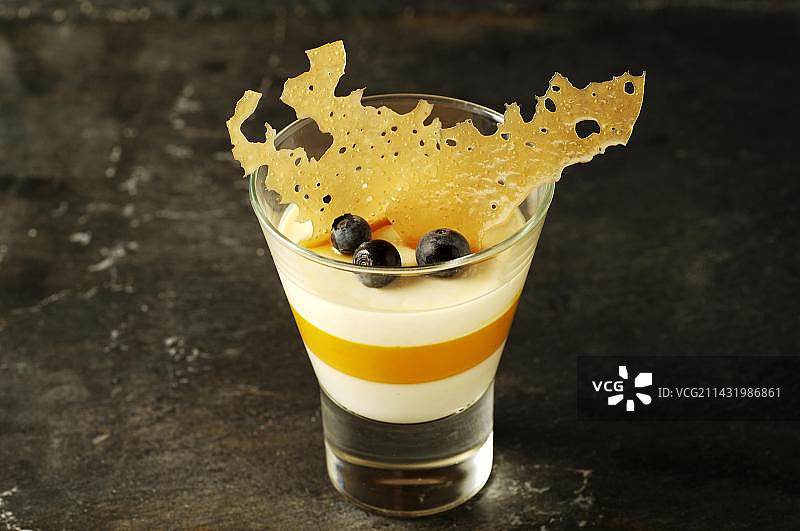 餐前小吃：奶油奶酪芒果慕斯，高级料理，法国阿尔萨斯拉巴罗什图片素材