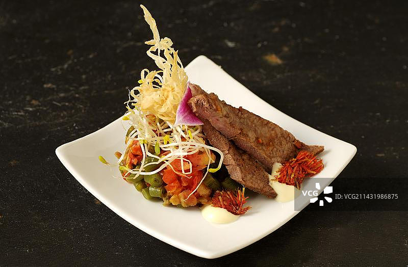 法式嫩牛柳时蔬沙拉，法国阿尔萨斯巴罗什图片素材