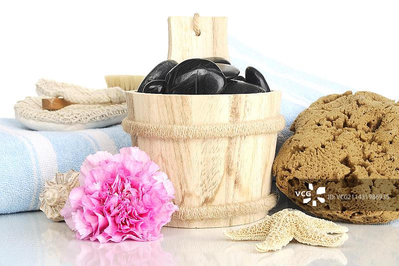 康乃馨花朵、沐浴用品和石头图片素材