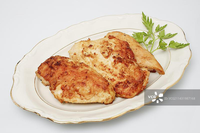 盘中自然烤制的鸡胸肉图片素材