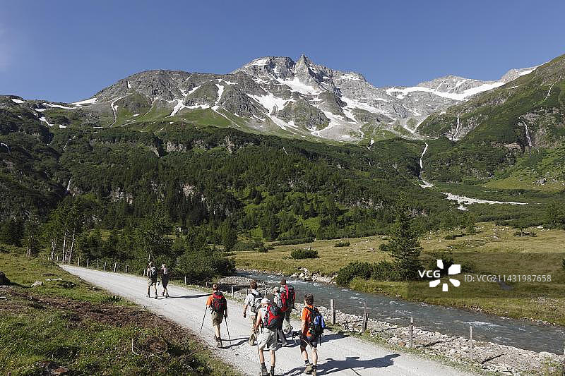奥地利Hohe Tauern国家公园Hoher Sonnblick山徒步者图片素材