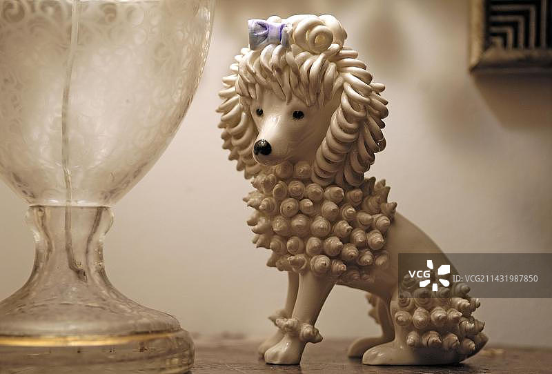 坐姿瓷贵宾犬：约1940年左右的老式手工瓷器，英国沃里克郡图片素材