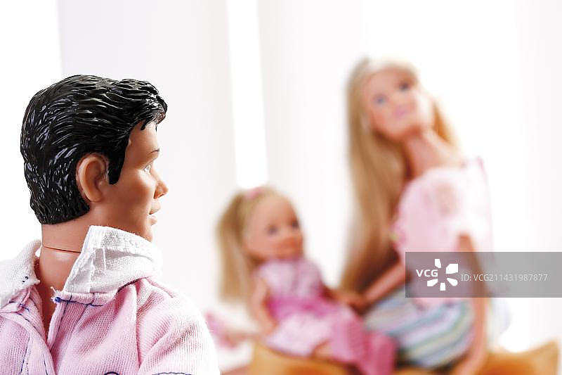 玩偶组成的家庭象征性图像图片素材