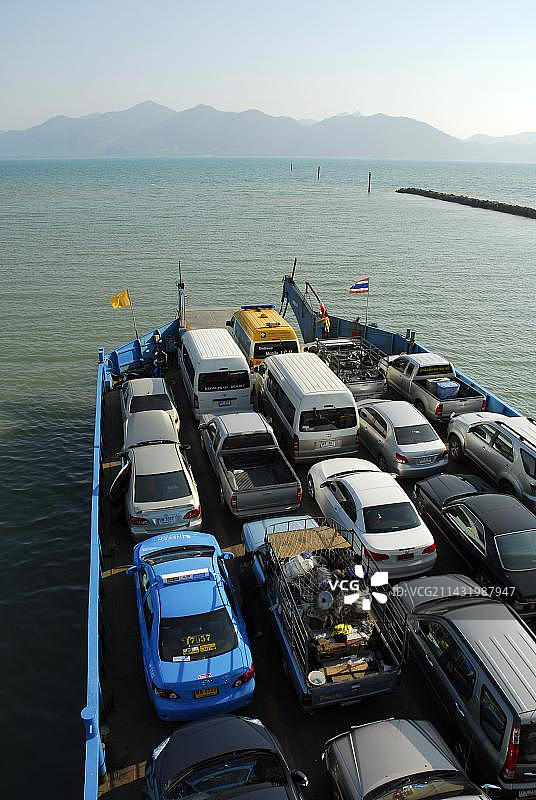 在泰国桐艾府大陆和象岛之间的渡轮上的汽车图片素材