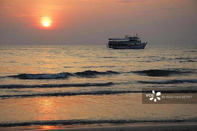 日落时分象岛白沙滩的船只，泰国象岛国家公园图片素材