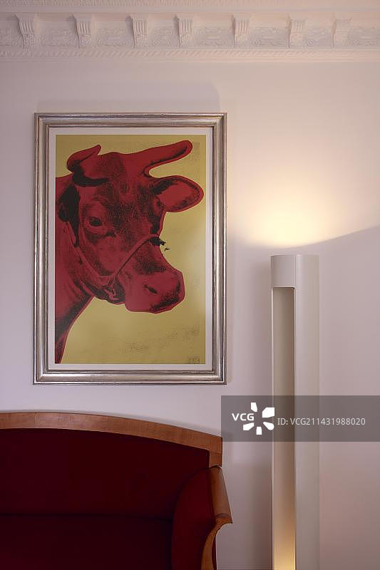红色沙发与红色奶牛装饰画图片素材