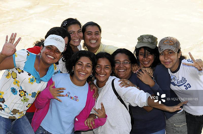 女学生为毕业演出彩排，尼加拉瓜莱昂，中美洲图片素材