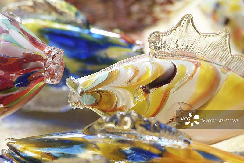 艺术家制作的彩色玻璃鱼图片素材