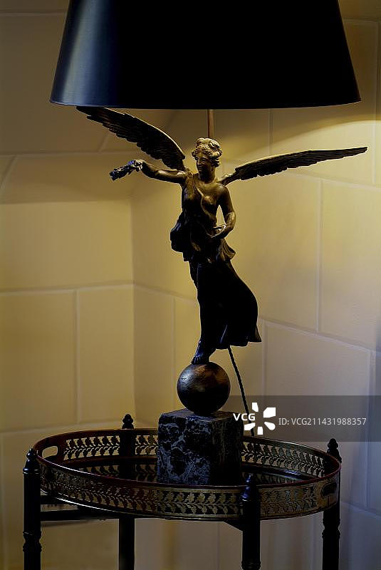 帝国风格的青铜天使老式灯图片素材