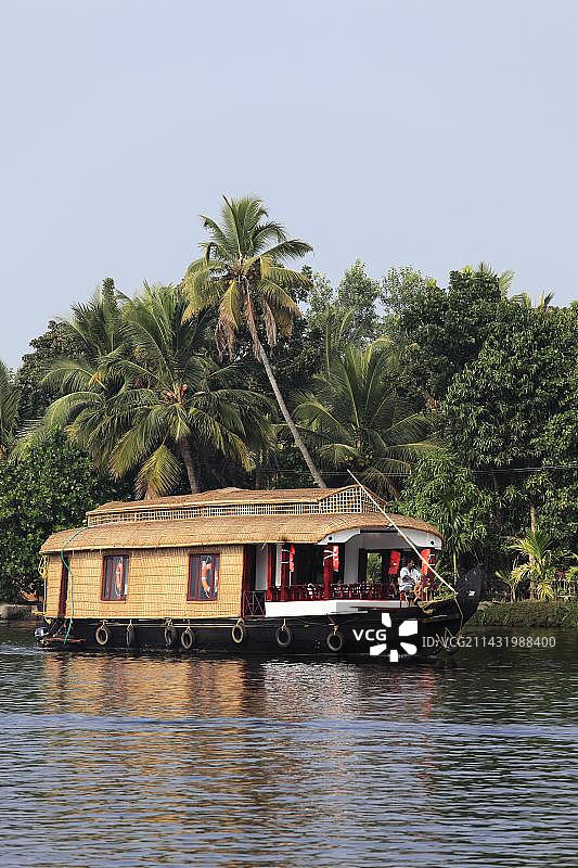 印度喀拉拉邦科多尔河上的游船图片素材