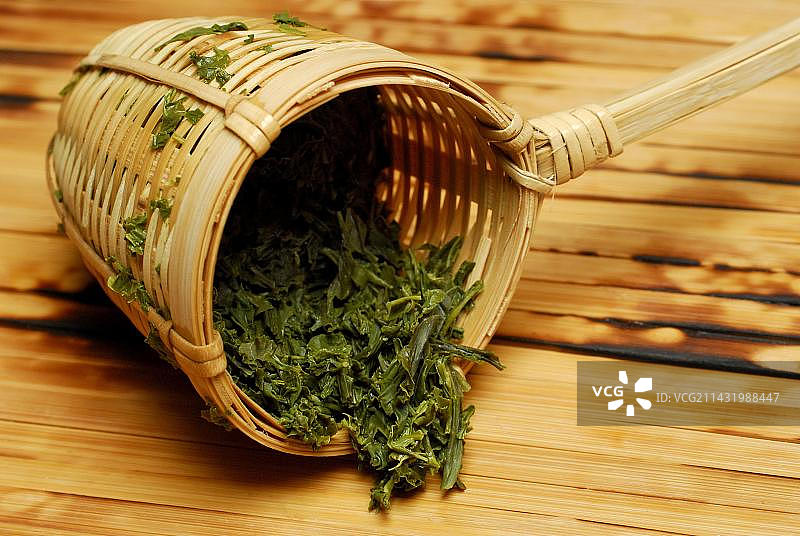 竹制滤茶器与煎茶图片素材