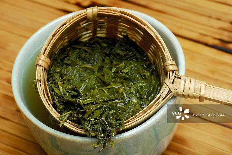 杯子、竹制滤网与煎茶图片素材