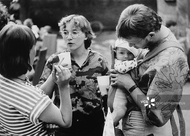 抱着婴儿的年轻人，东德，约1984年图片素材