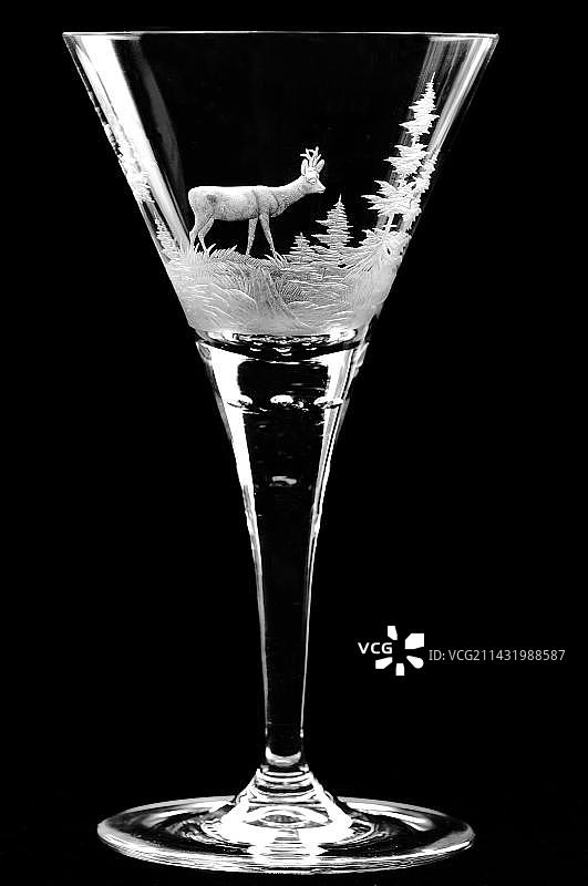 18世纪末带有狩猎图案的古董香槟杯，狍图片素材