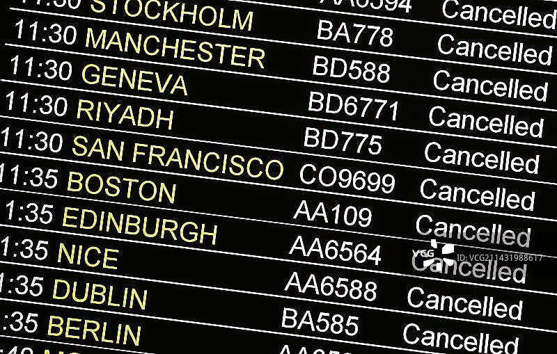 机场显示屏显示因火山灰取消的航班图片素材