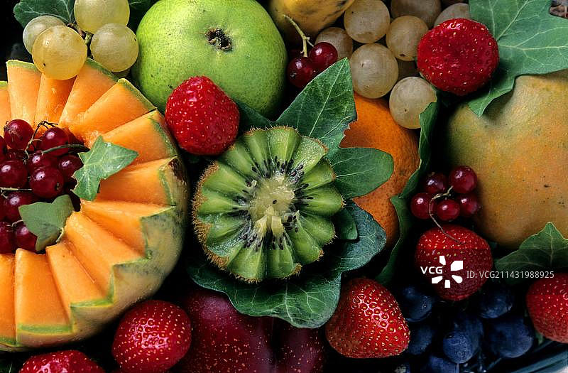 各种水果，包括猕猴桃、葡萄、甜瓜、红醋栗、草莓、梨图片素材