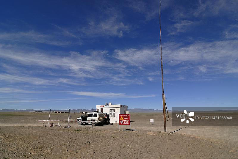 白色欧宝车戈壁沙漠废弃加油站图片素材