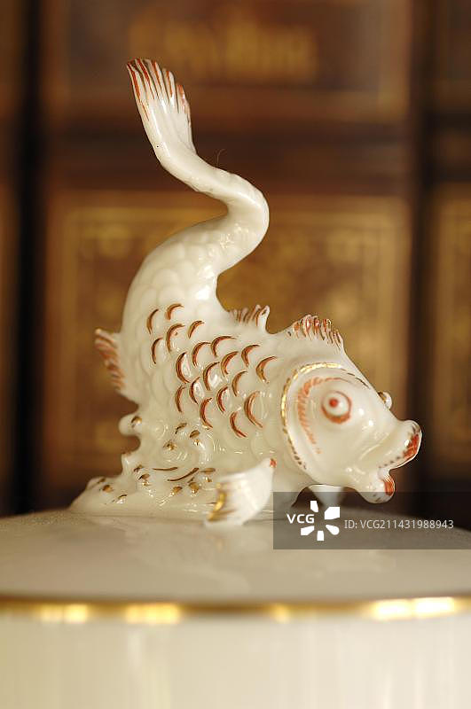 德国瓷器制造商Hutschenreuther旧糖罐上的精致鱼形图案图片素材