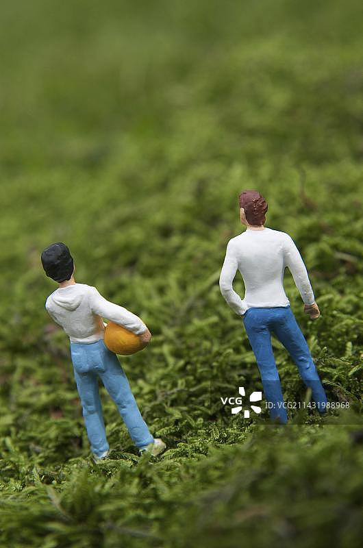 苔藓里的两个人形雕像图片素材