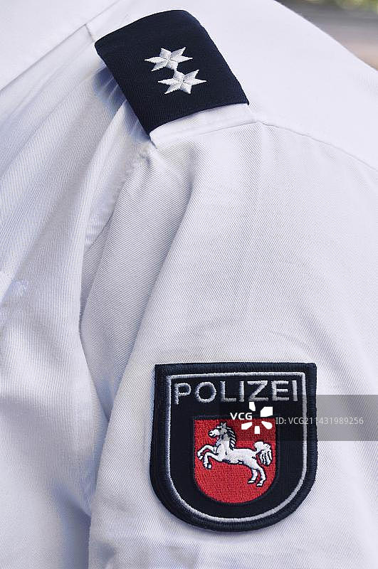 下萨克森州警察，带有下萨克森州警察徽章的白色衬衫，红地上白马，两星军衔徽章图片素材