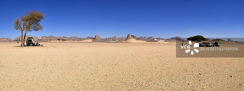 在撒哈拉阿尔及利亚塔西利阿杰尔国家公园刺槐树下休息的游客群图片素材