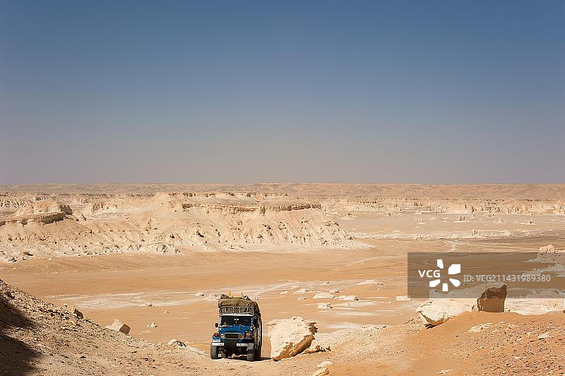 吉普车在埃及撒哈拉沙漠白色沙漠国家公园的西区图片素材