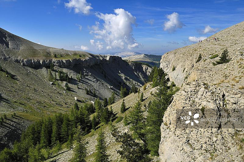 在法国普罗旺斯-阿尔卑斯-上韦尔东山区徒步旅行图片素材