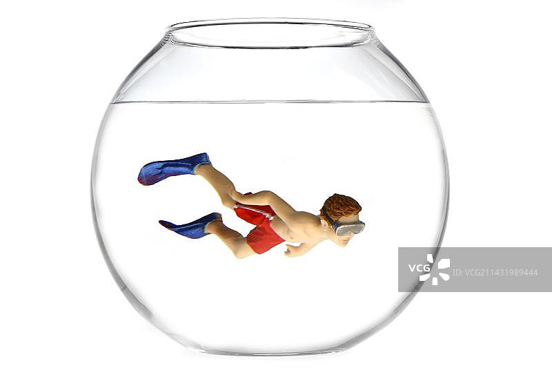 戴潜水镜和脚蹼在鱼缸里游泳的玩具男孩插画图片素材