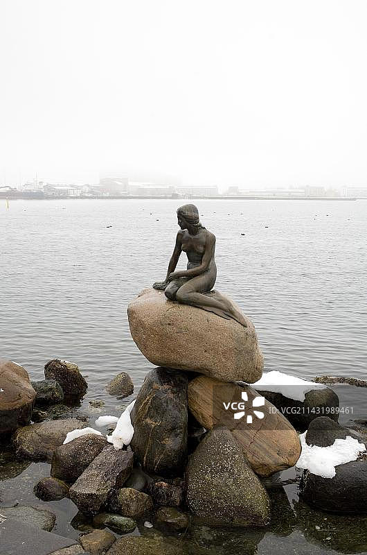 丹麦哥本哈根港口的小美人鱼图片素材