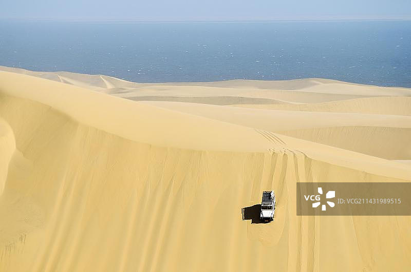 路虎卫士越野车在纳米比亚沙漠行驶图片素材