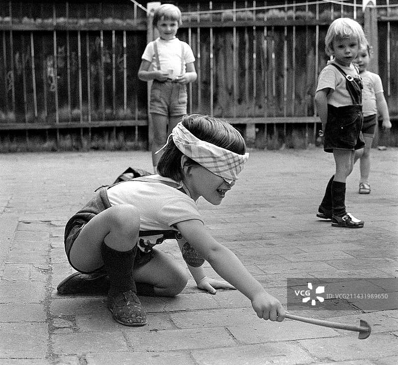 1976年左右，孩子们在东德莱比锡玩盲人摸象游戏图片素材