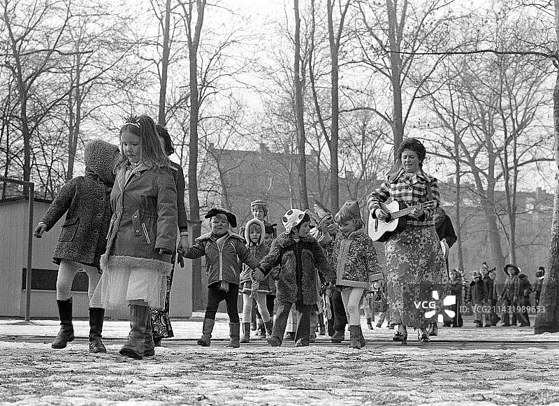 1976年左右，德国东部莱比锡一所幼儿园的狂欢节游行队伍图片素材
