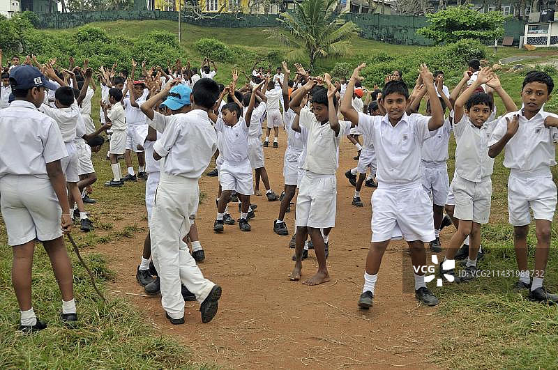 斯里兰卡加勒体育课上的白色校服男孩图片素材