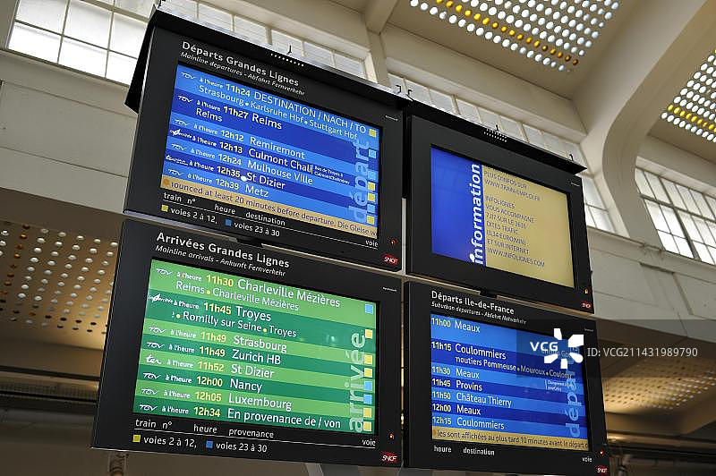 法国巴黎东站的德语和法语展示牌图片素材