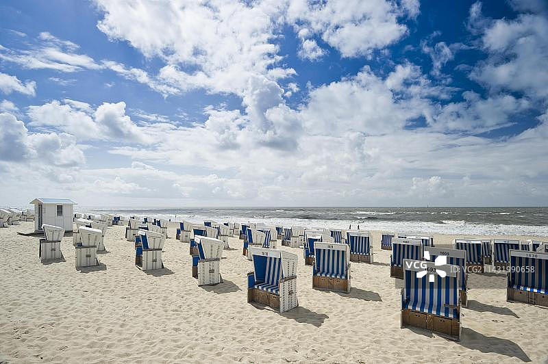 德国叙尔特岛韦斯特兰的带顶柳条沙滩椅图片素材