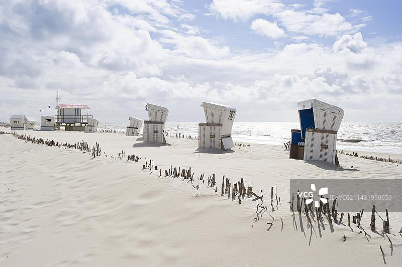 德国叙尔特岛韦斯特兰的带顶柳条沙滩椅图片素材