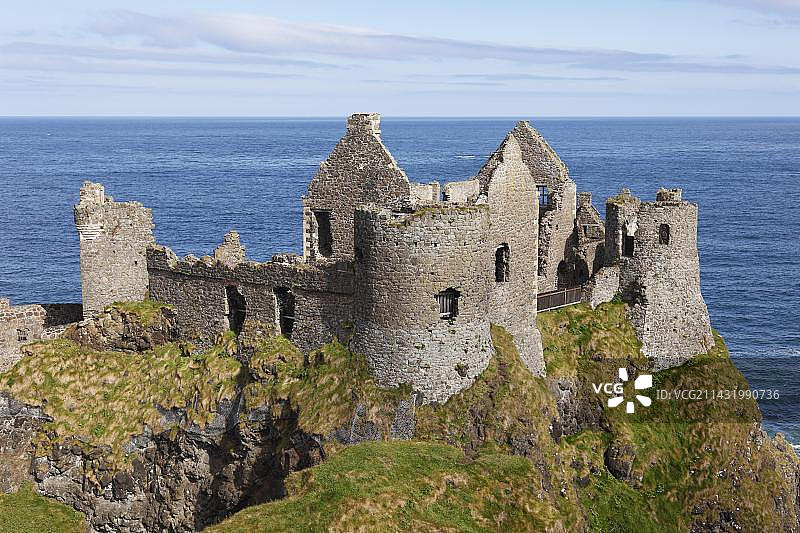 邓路斯城堡，位于北爱尔兰安特里姆海岸图片素材