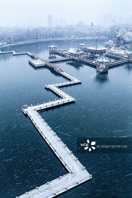 碧潭观鱼雪景图片素材