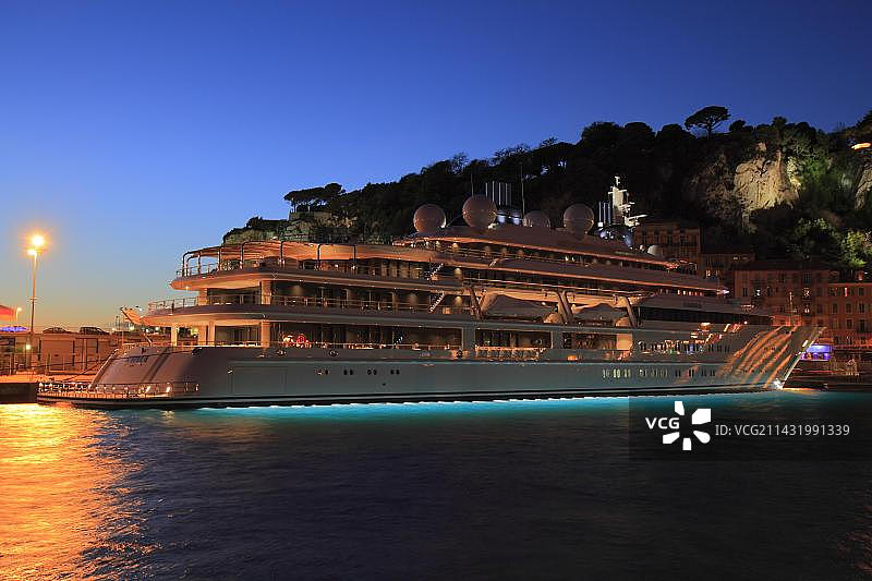 卡塔尔埃米尔所有的“卡塔拉”号游艇，位于法国尼斯蓝色海岸图片素材