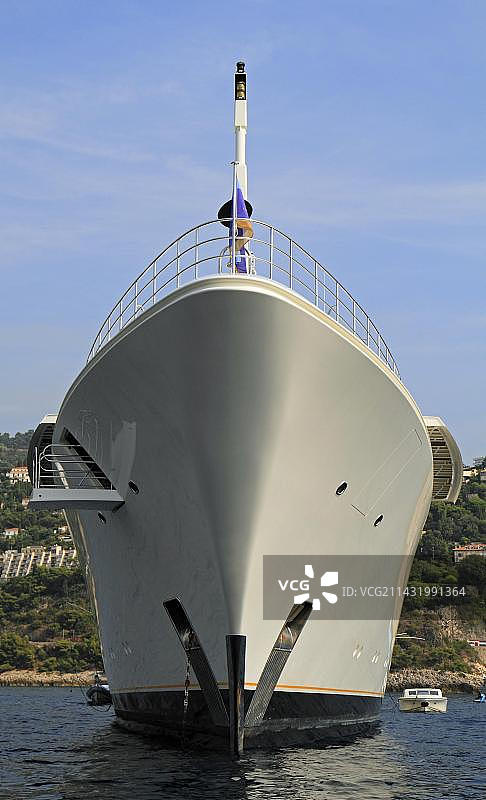 “Ecstasea”号机动游艇，罗曼·阿布拉莫维奇舰队中最小、最快的游艇，长85.95米，2004年由Feadship造船厂建造，最高速度35节，位于法国蔚蓝海岸，地中海，欧洲图片素材