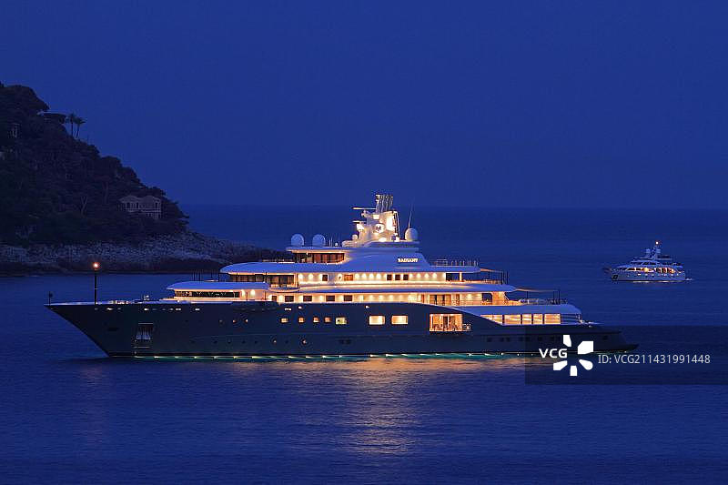 由Lurssen Yachts建造的Radiant机动游艇，位于法国蔚蓝海岸图片素材