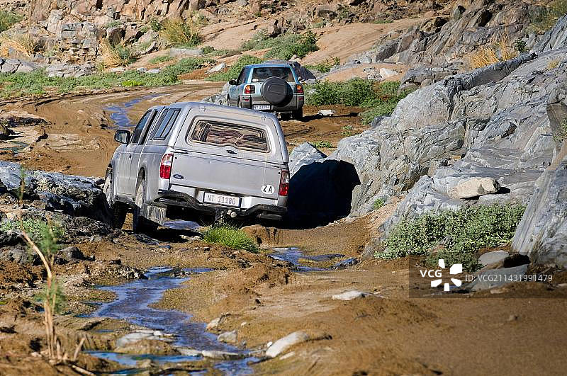 位于南非北部开普省里赫特斯费尔德国家公园内，行驶在河流上的汽车图片素材