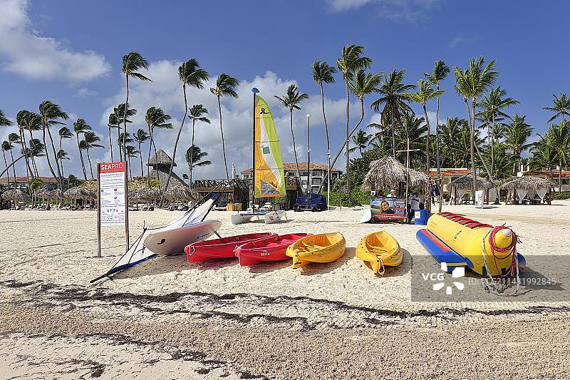 多米尼加蓬塔卡纳：双体船、冲浪板和船只图片素材
