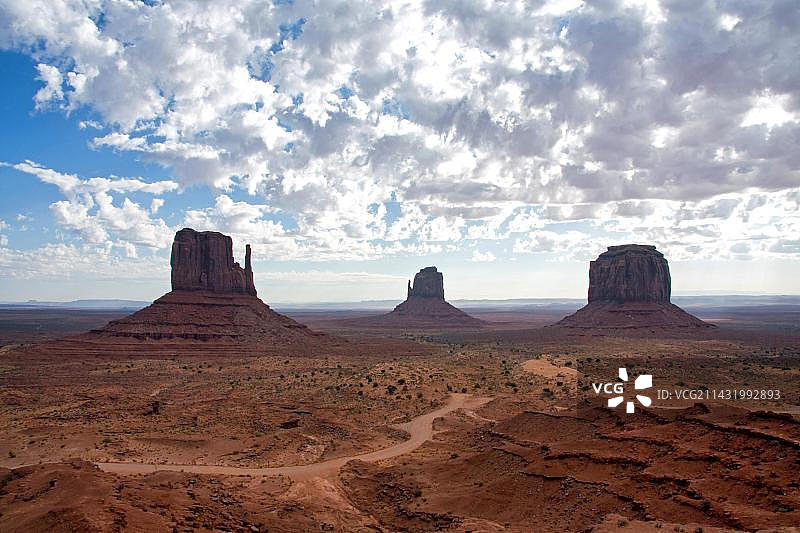 美国亚利桑那州纳瓦霍部落公园内的纪念碑谷图片素材