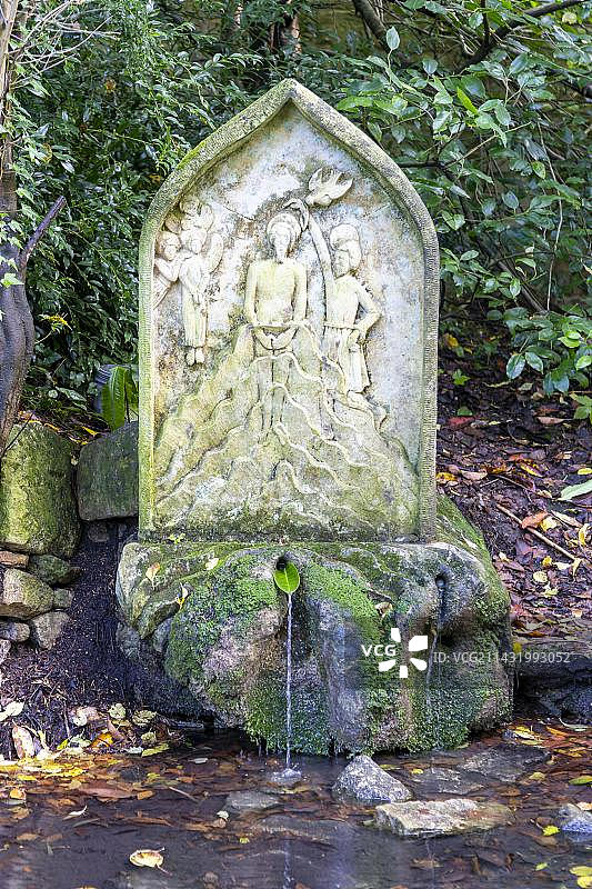 英国萨默塞特郡巴斯市查尔科姆神圣水井的泉水图片素材