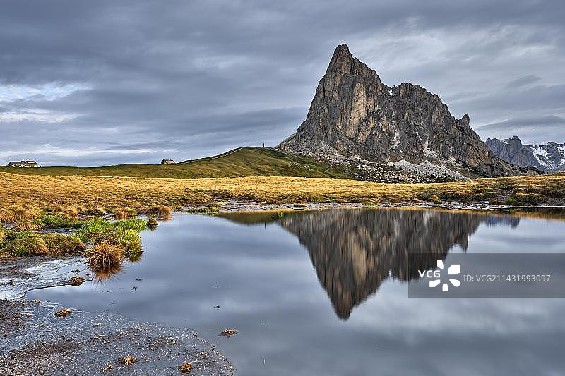 晨光山湖全景：意大利多洛米蒂山科尔蒂纳丹佩佐图片素材