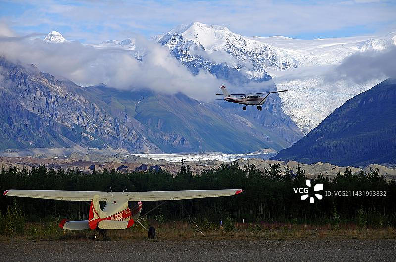 两架小型丛林飞机飞越巨大冰川——美国阿拉斯加州国家公园探险之旅图片素材